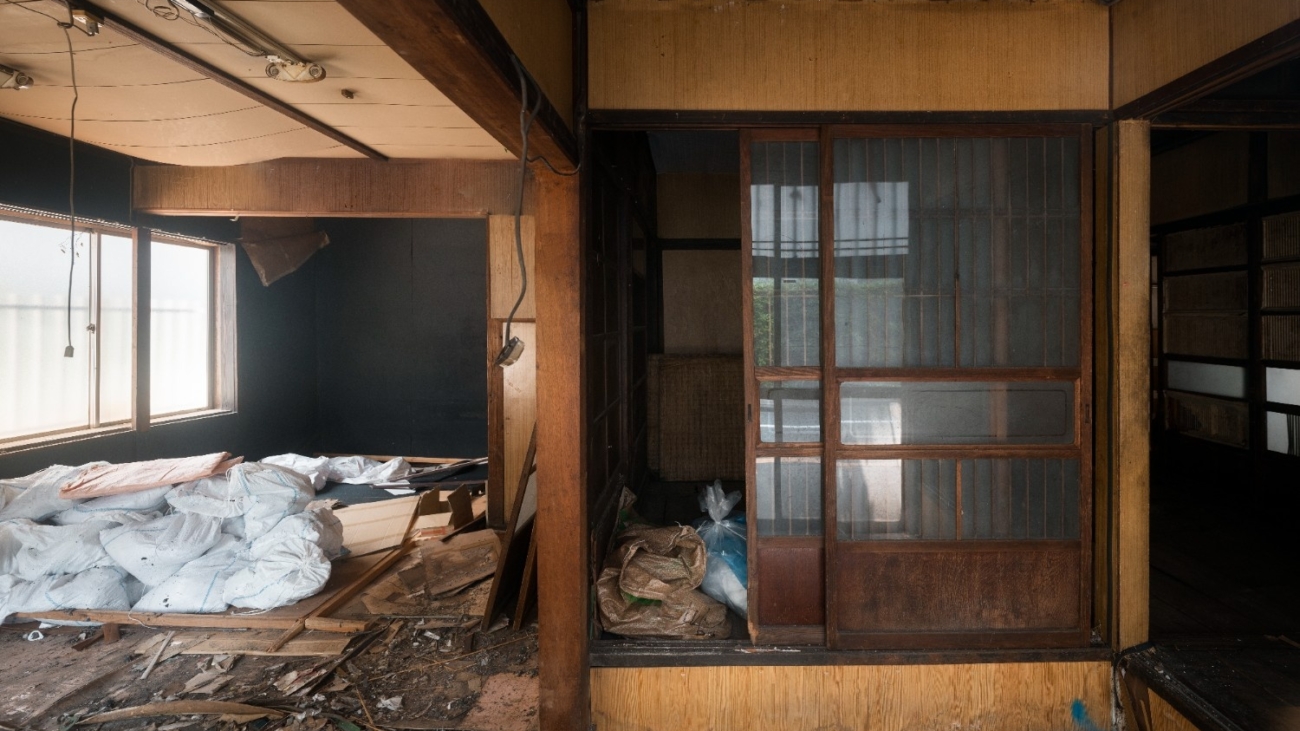 cluttered-haunted-house-background (1)