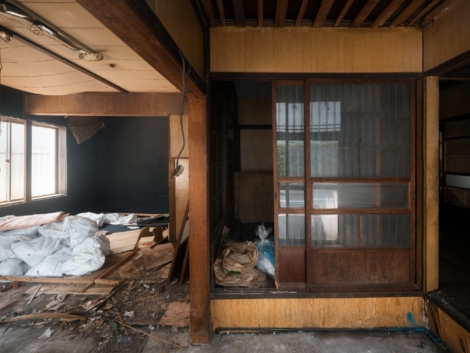 cluttered-haunted-house-background (1)