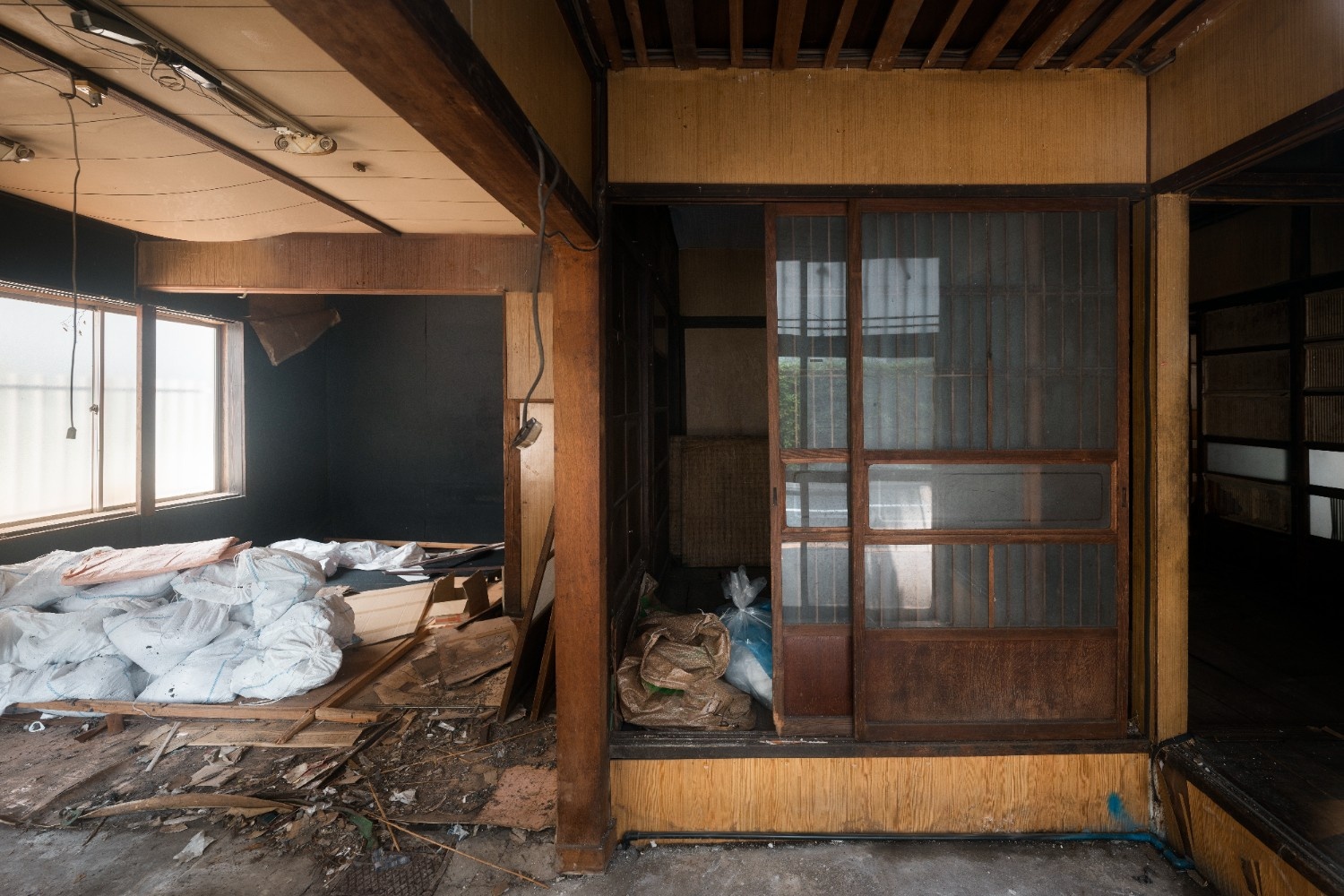 cluttered-haunted-house-background (1)