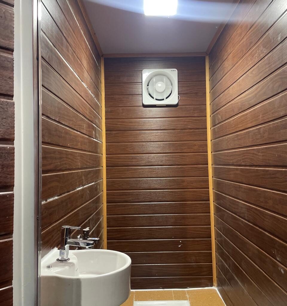 Portable washroom container unit
