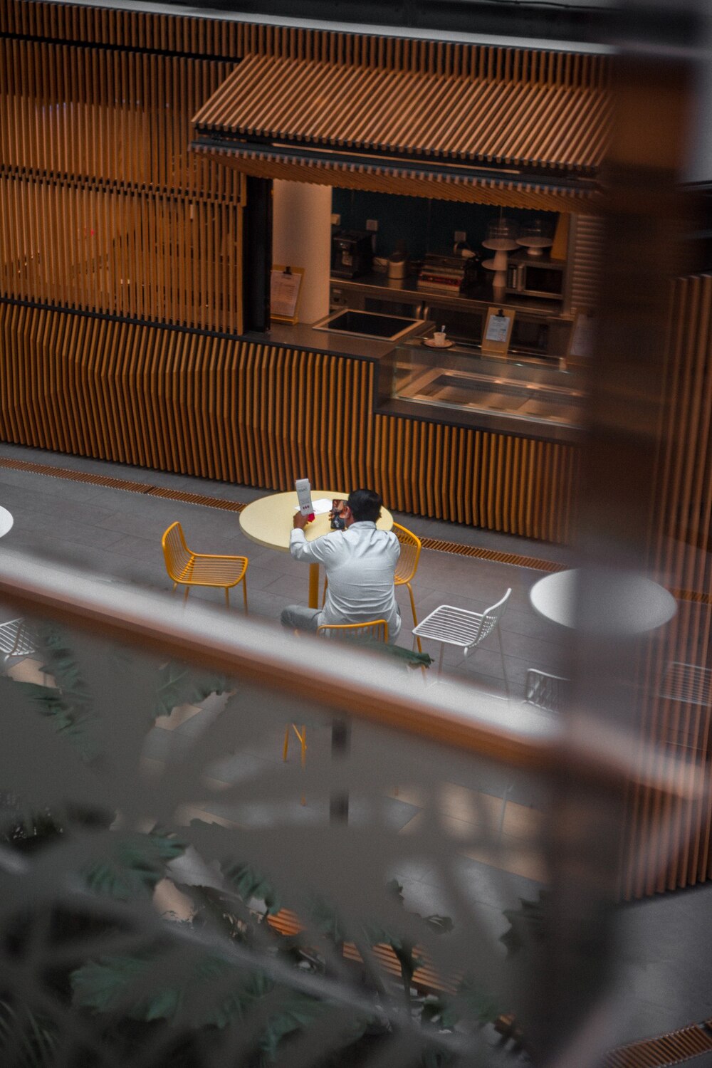 man-white-long-sleeve-shirt-sitting-chair-cafe_250224-25